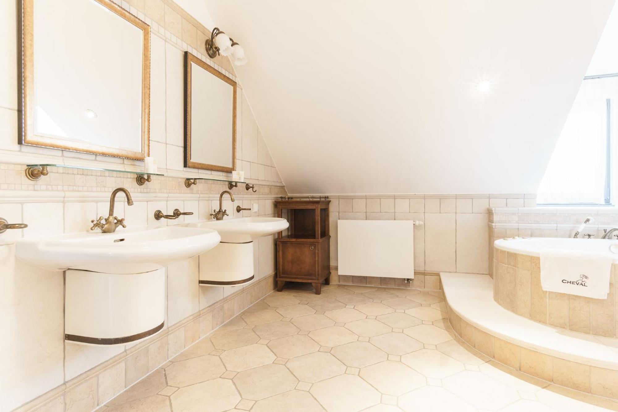 Apartamenty W Dworku Cheval คราคูฟ ภายนอก รูปภาพ